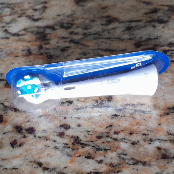 NWOT- Oral B i0 Brush head - Picture 2 of 4